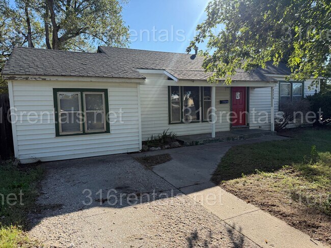 Building Photo - $1200 - 3 bedroom / 1 bathroom - Single Fa...