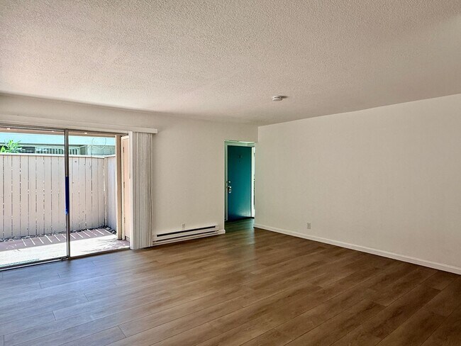 Foto del edificio - Updated 1 Bedroom Condo with Oversized Private Patio in Prime Mountain View Location