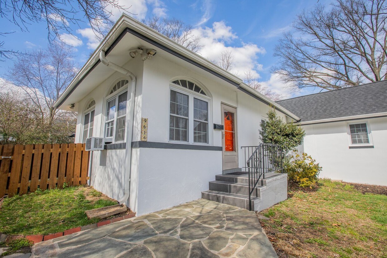 Primary Photo - Beautiful 3 BR/2 BA Single-Family Home in ...