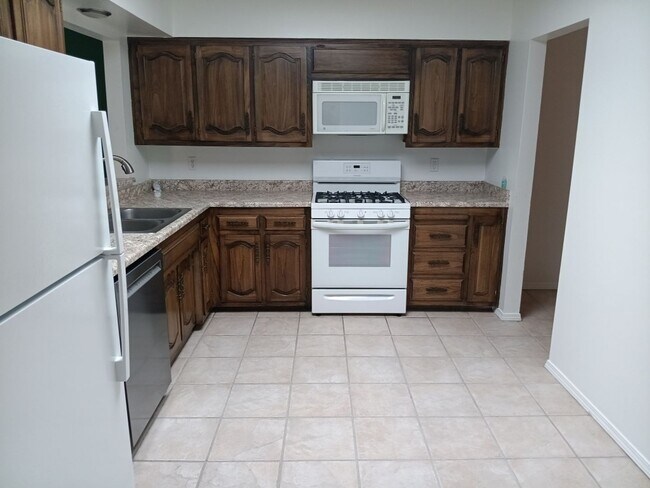 Foto del edificio - 2 Bedroom, 2 Bathroom! Lovely Home Coming Soon!