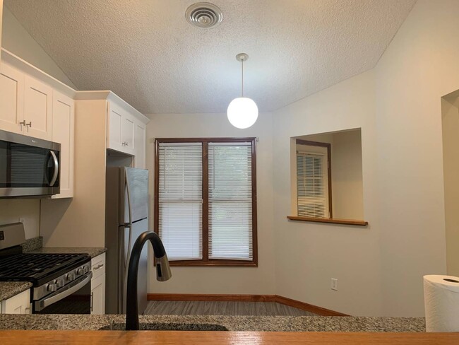 Building Photo - 13 Stoney Creek Dr