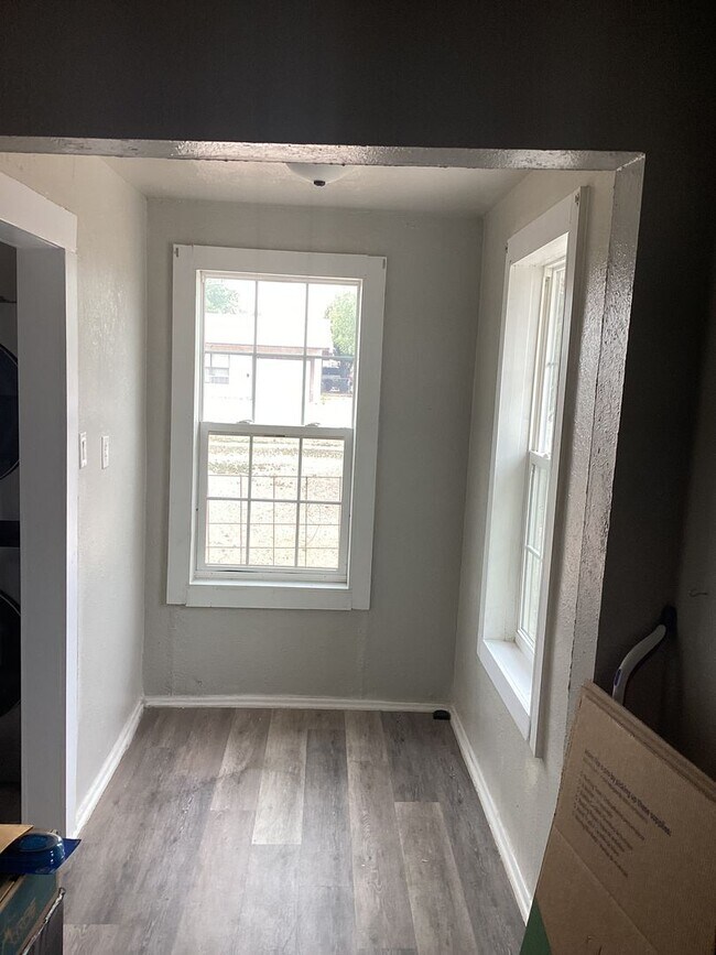 Foto del edificio - Cute Updated One Bedroom Near Park & Schools!  Pets Welcome!