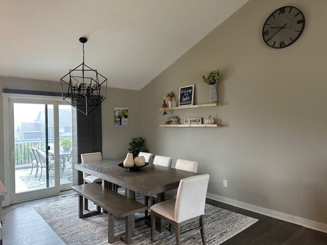 Building Photo - 5 bedrooms 3 bathrooms and a 3-car garage