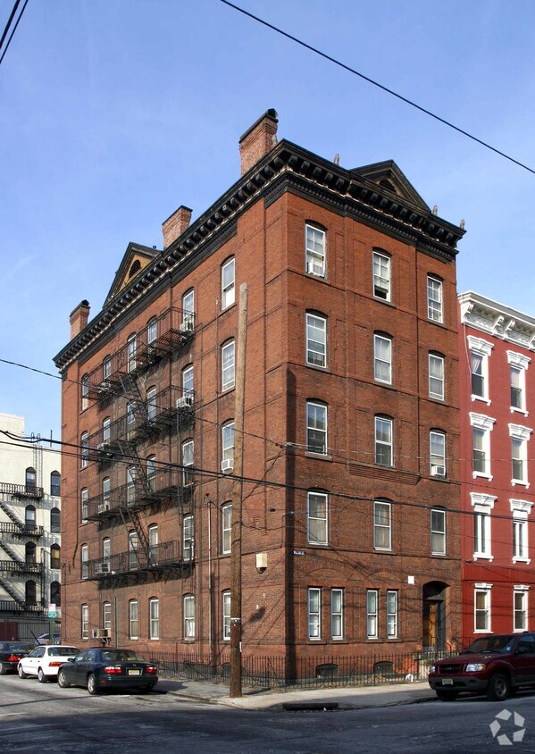 Building Photo - 600 Willow Ave