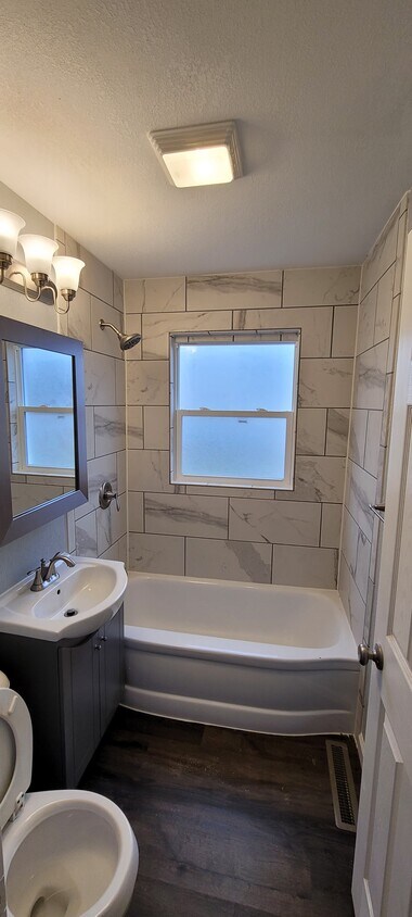 Bath - 1113 6th Ave E