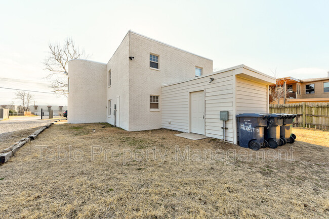 Building Photo - 1135 N Purdue Ave