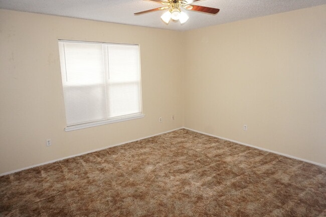 Building Photo - Duplex Located Just Off S. Loop Conveniently Located Near Many Restaurants, Shopping Mall / Outle...