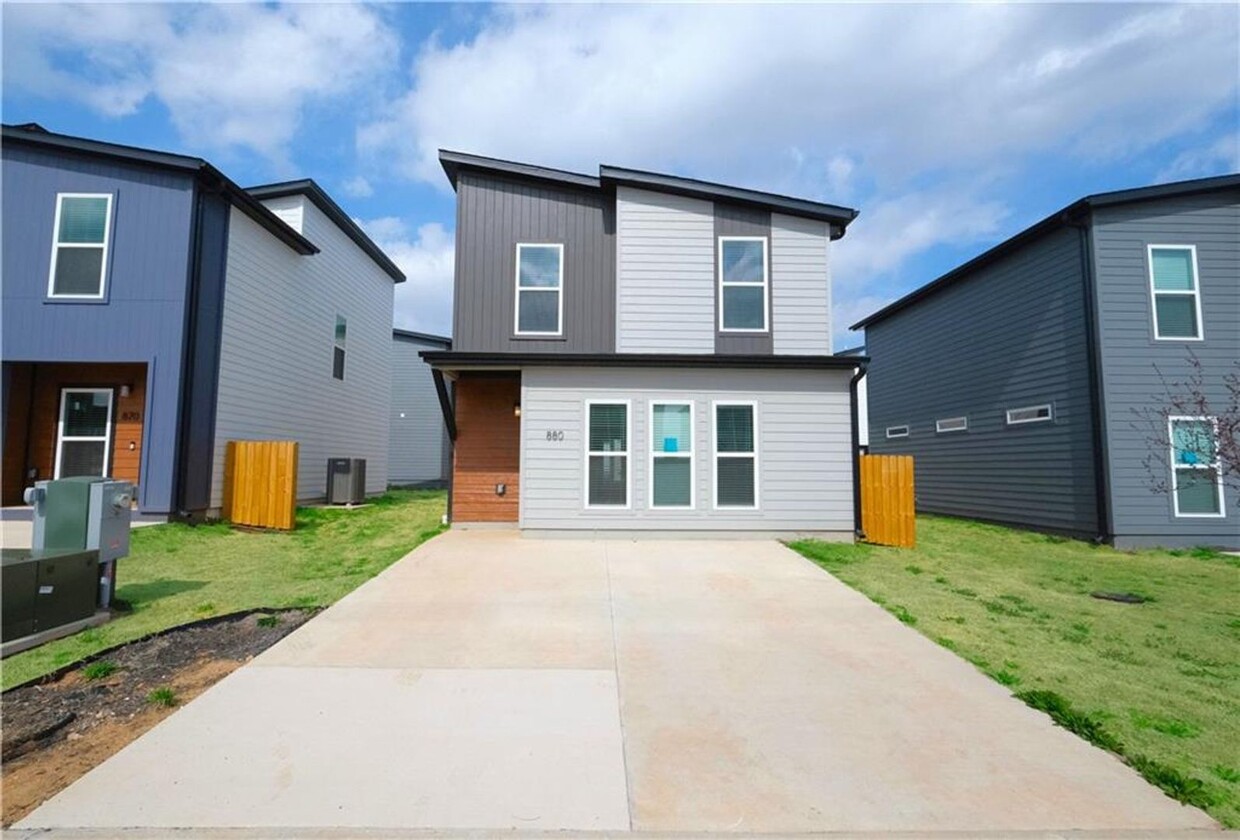 Foto principal - Now Leasing - Featherston Village - Modern...