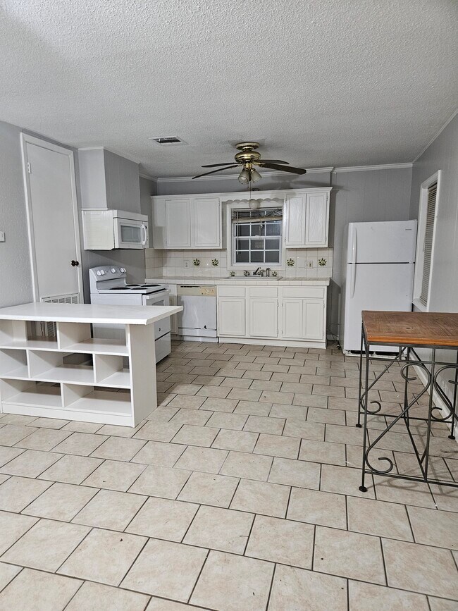 Kitchen - 302 Pecan Dr