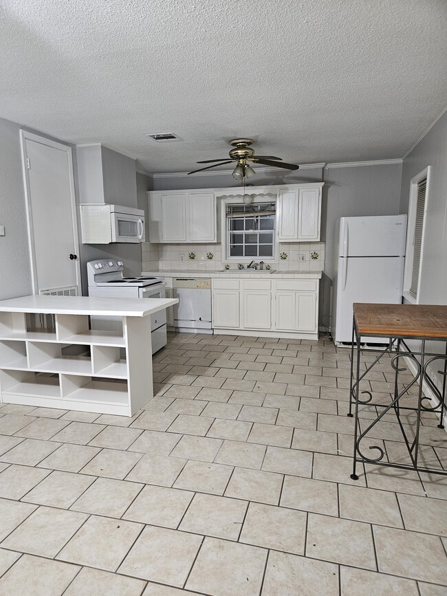 Kitchen - 302 Pecan Dr
