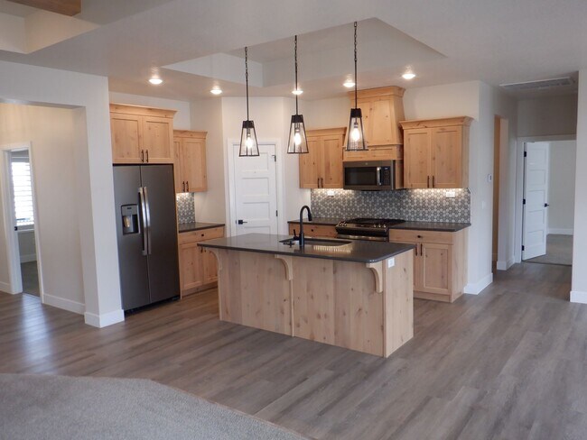 Building Photo - 3 Bed, 2 Bath  - Crescent Hills