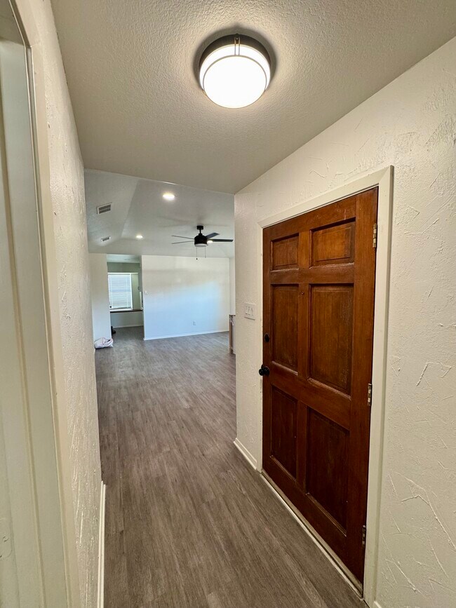 Foto del edificio - 9842 Camfield Ave