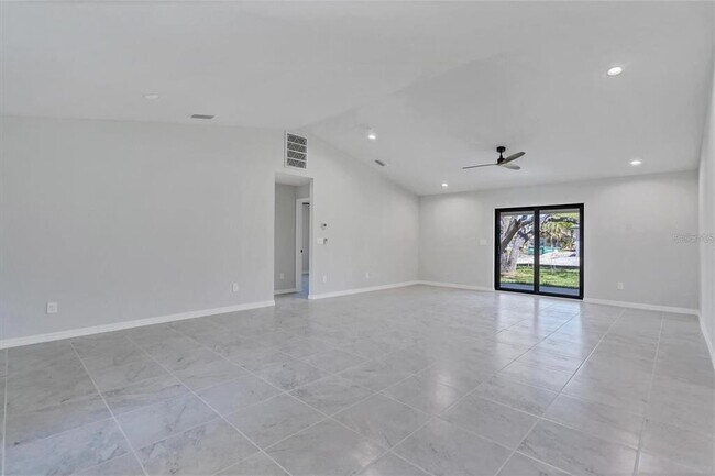 Building Photo - 322 MacArthur Dr