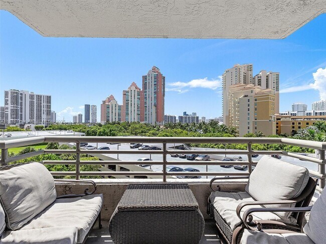 Foto del edificio - 3300 NE 191st St