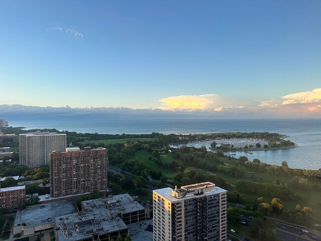 Foto del edificio - 655 W Irving Park Rd