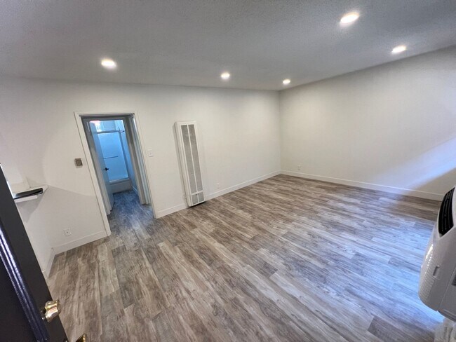 Foto del edificio - 3729 Clarington Ave