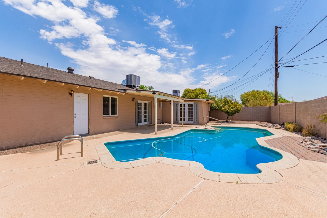 Foto principal - REMODELED 4 BED/2 BATH TEMPE HOME WITH POO...