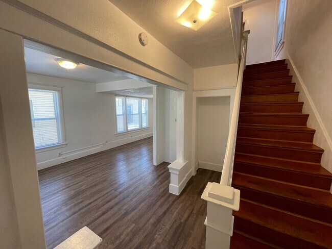 Building Photo - PRE-LEASING! Available May 31st.