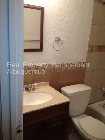 Foto del edificio - 3212 Comanche Rd NE