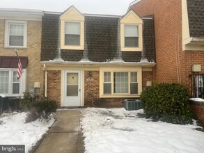 Building Photo - 9035 N Laurel Rd
