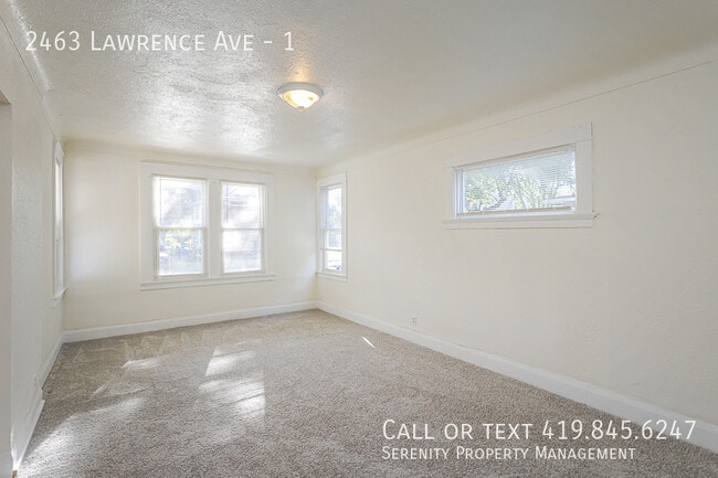 Foto del edificio - 2463 Lawrence Ave