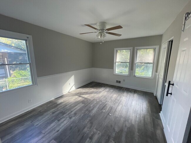 Building Photo - 123 Oldenburg Dr