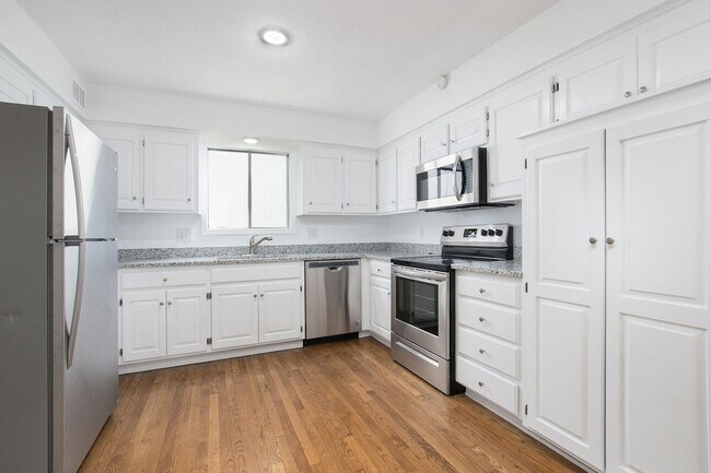 Foto del edificio - Modern Split level 4 bedroom 3 bath, renovated and bright! A must see!