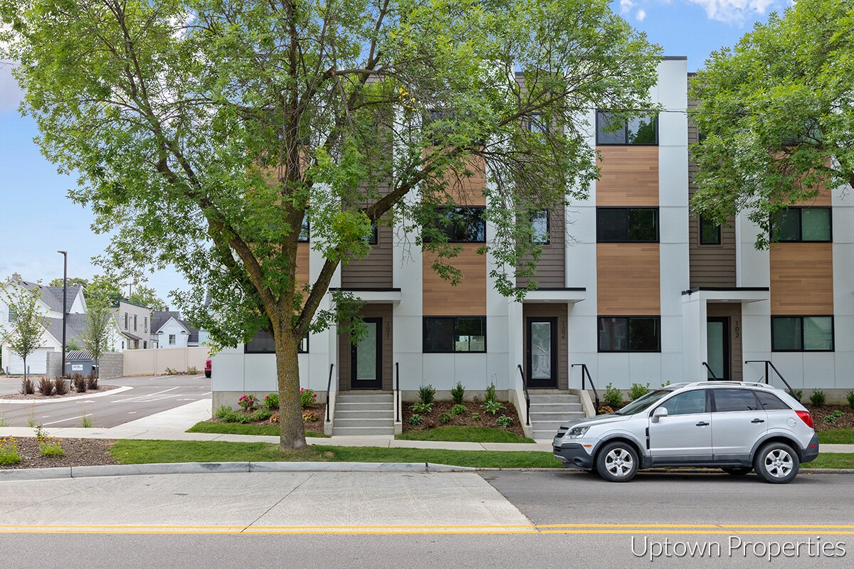 810 Fulton St W, Grand Rapids, MI 49504 Townhome Rentals in Grand