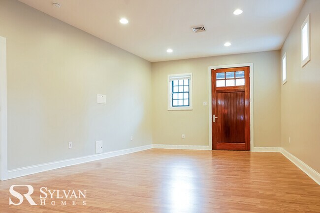 Building Photo - Lovely 3BR 2.5BA brick townhome