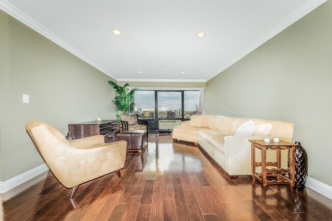 Building Photo - 300 Riverfront Dr