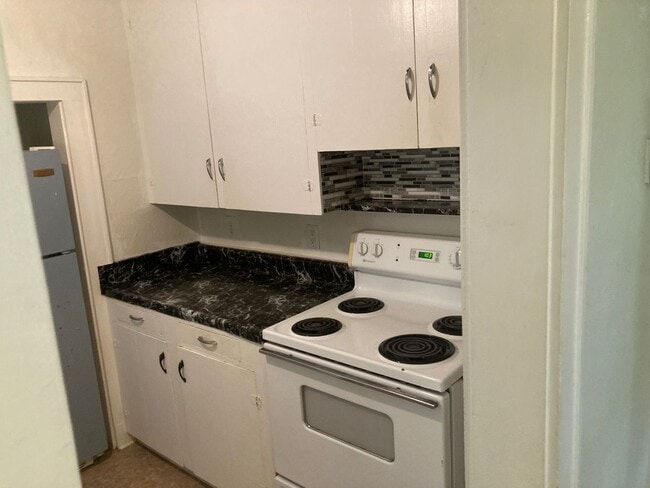 Building Photo - PRE-LEASING FOR AUGUST 2026! Walkable to C...