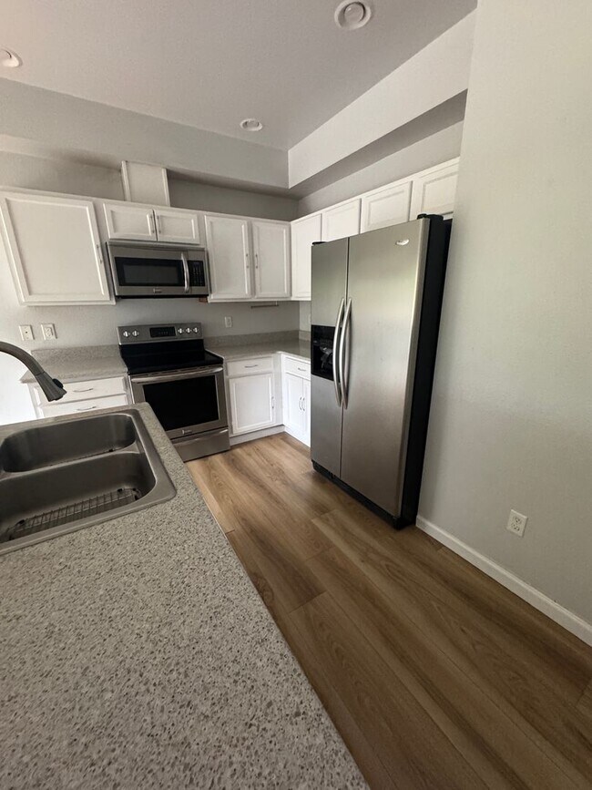 Foto del edificio - Great Townhome in Desirable Location
