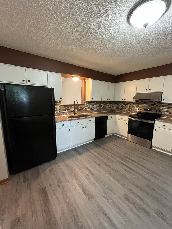 Foto del edificio - Charming 3-Bedroom Ranch Home with Fenced ...