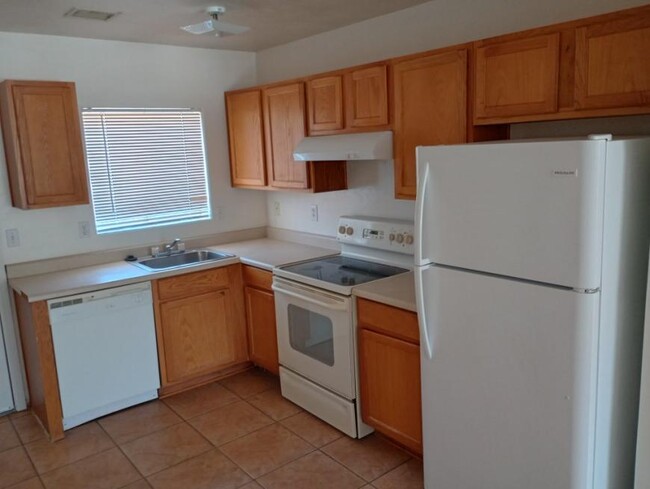 Building Photo - 2 bedroom in Eloy AZ 85131