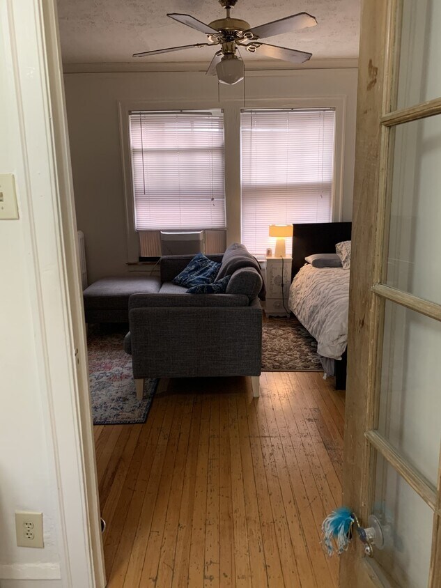 Foto principal - 921 W Oakdale Ave