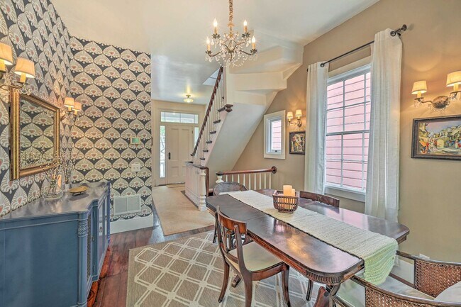 Foto del edificio - COMING SOON!  Elegantly Furnished 3 Bedroo...