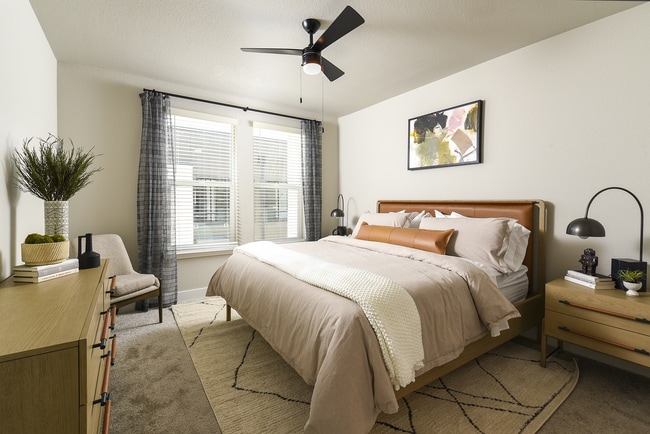 Building Photo - Crowne at 2534