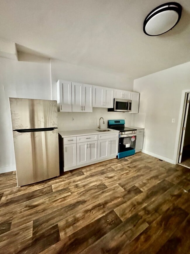 Photo - 832 E Cornwall St House