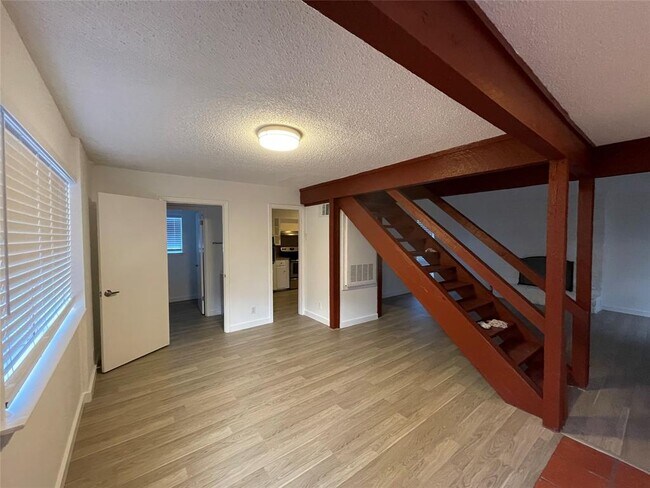 Building Photo - 2805 Vernon Ave