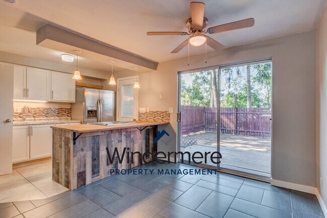 Building Photo - 2 Bed 2 Bath Townhouse