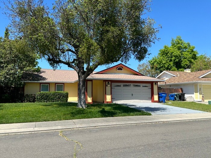 Foto principal - Furnished Ceres 3 Bedroom 2 Bath 2 Car Gar...
