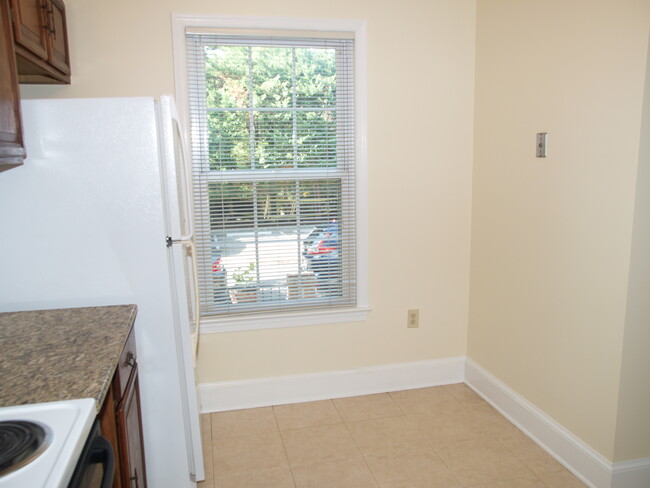 Kitchen - 3287 Sutton Pl NW