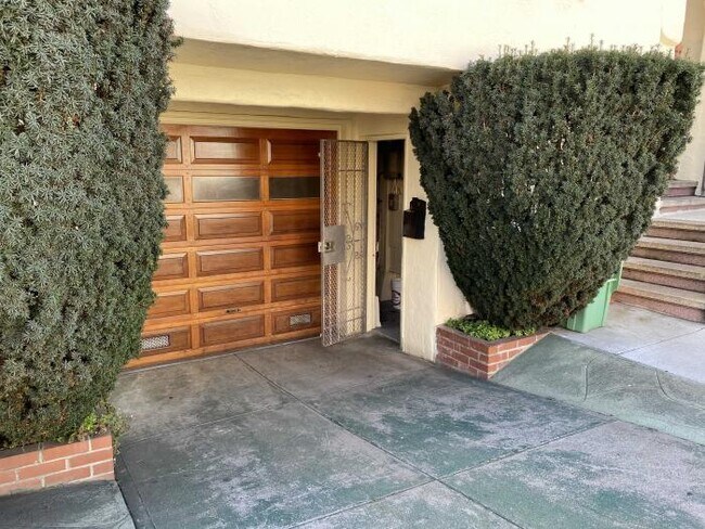 Building Photo - 2 bedroom in San Francisco CA 94124