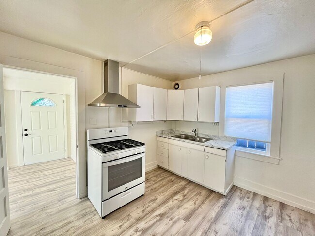 Foto del edificio - Little Italy - Charming 2 BR Cottage with ...