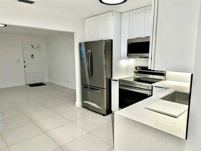 Building Photo - 3111 E Golf Blvd