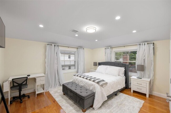 Foto del edificio - 230-09 Edgewood Ave