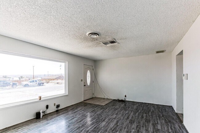 Building Photo - 1333 S Yorktown St