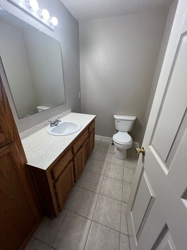 Foto del edificio - 4 Bedroom 1.5 Bath House