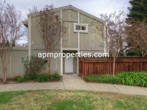 Building Photo - 716 Garden Creek Pl