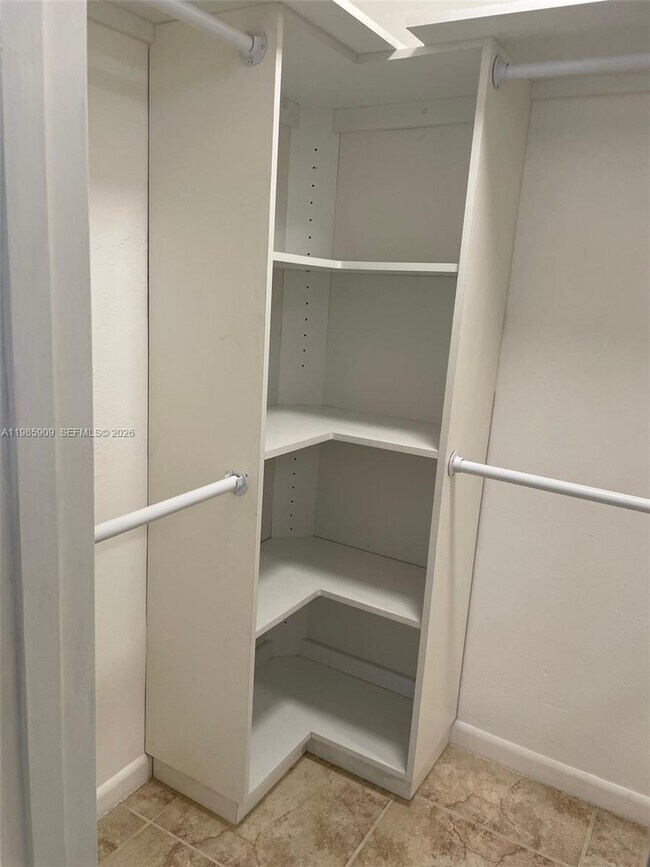 Foto del edificio - 11685 Canal Dr